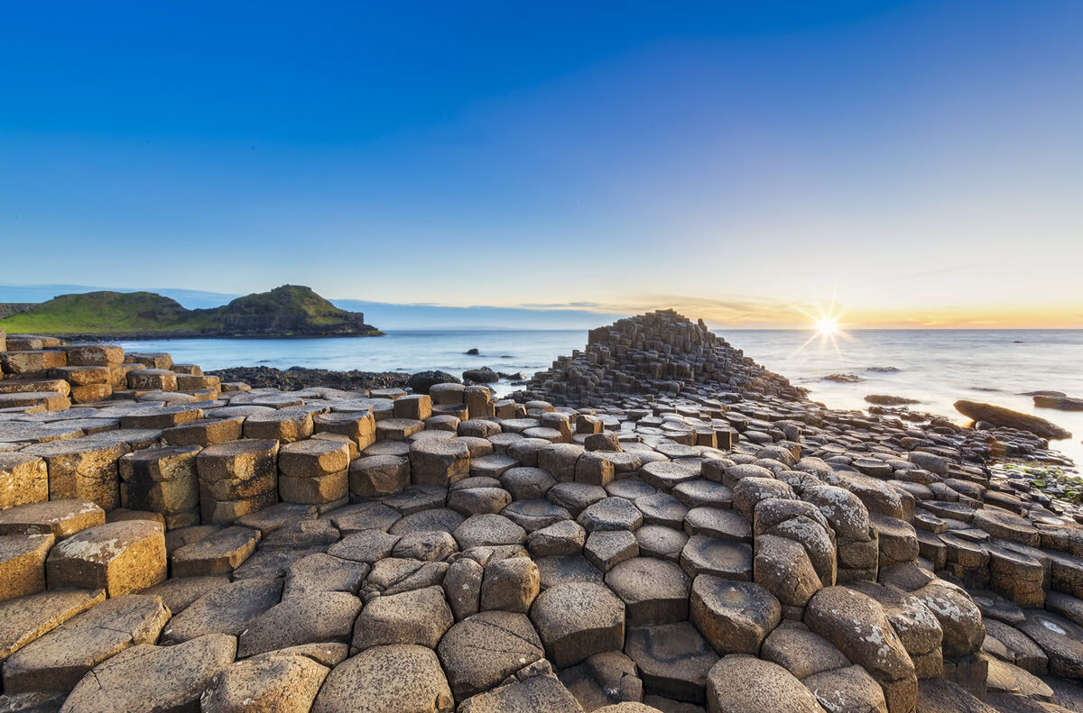 Sonnenuntergang über Giant’s Causeway in Nordirland