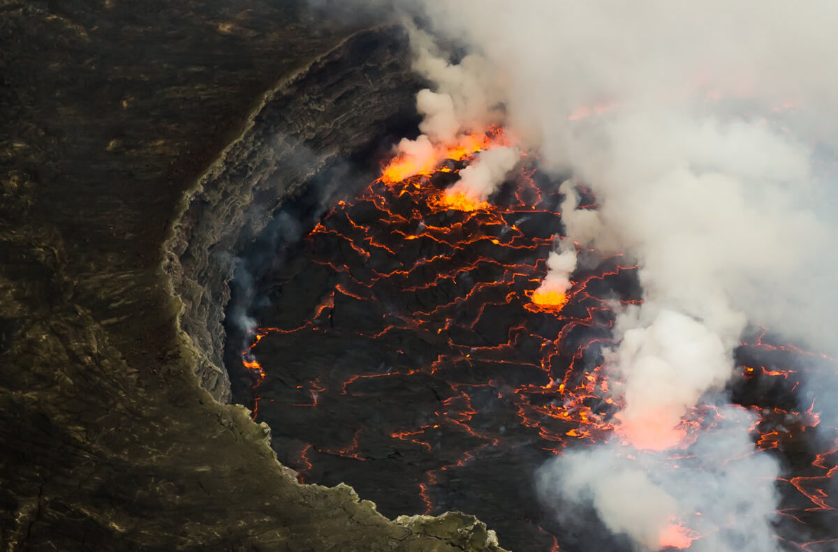 Lavasee des Nyiragongo-Vulkans im Virunga National Park in der Demokratischen Republik Kongo