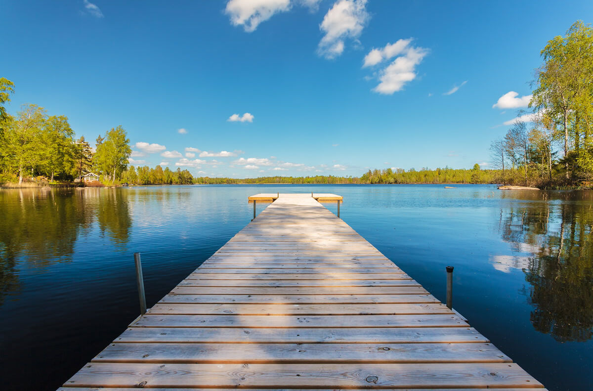 Hölzerner Steg in der Provinz Smaland in Schweden