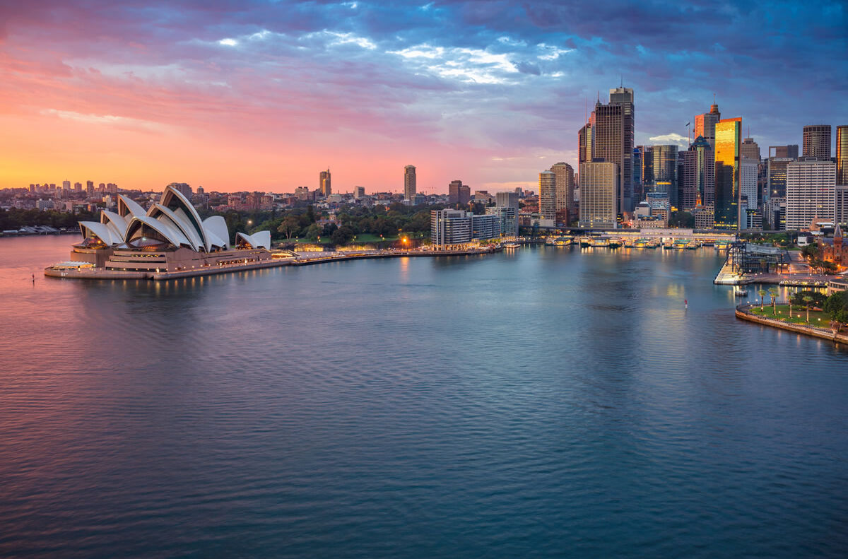 Panorama von Sydney mit Opernhaus und Hafen während des Sonnenaufgangs