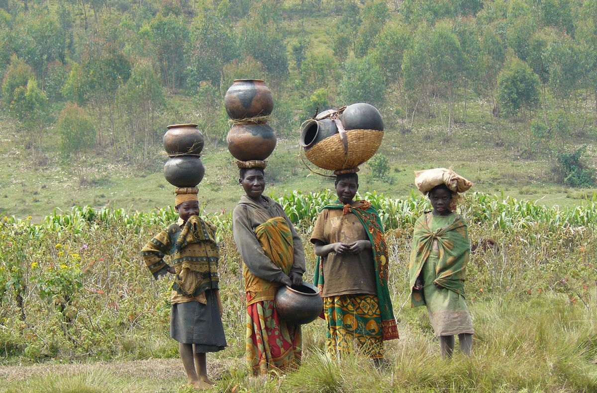 Batwa in Burundi mit Töpferwaren