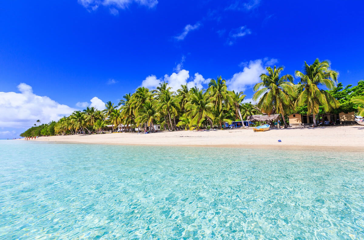 Strand mit kristallklarem blauen Wasser auf der Insel Dravuni, Fidschi