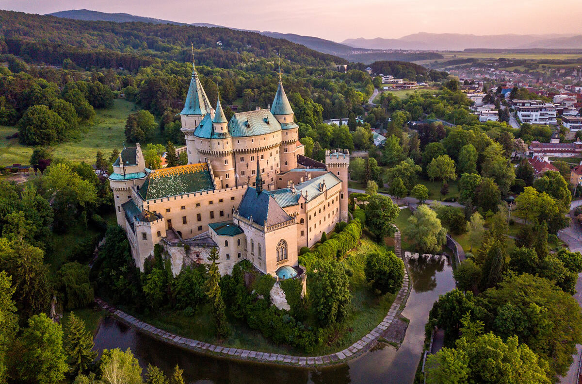 Schloss Bojnice in der Slowakei im Abendlicht