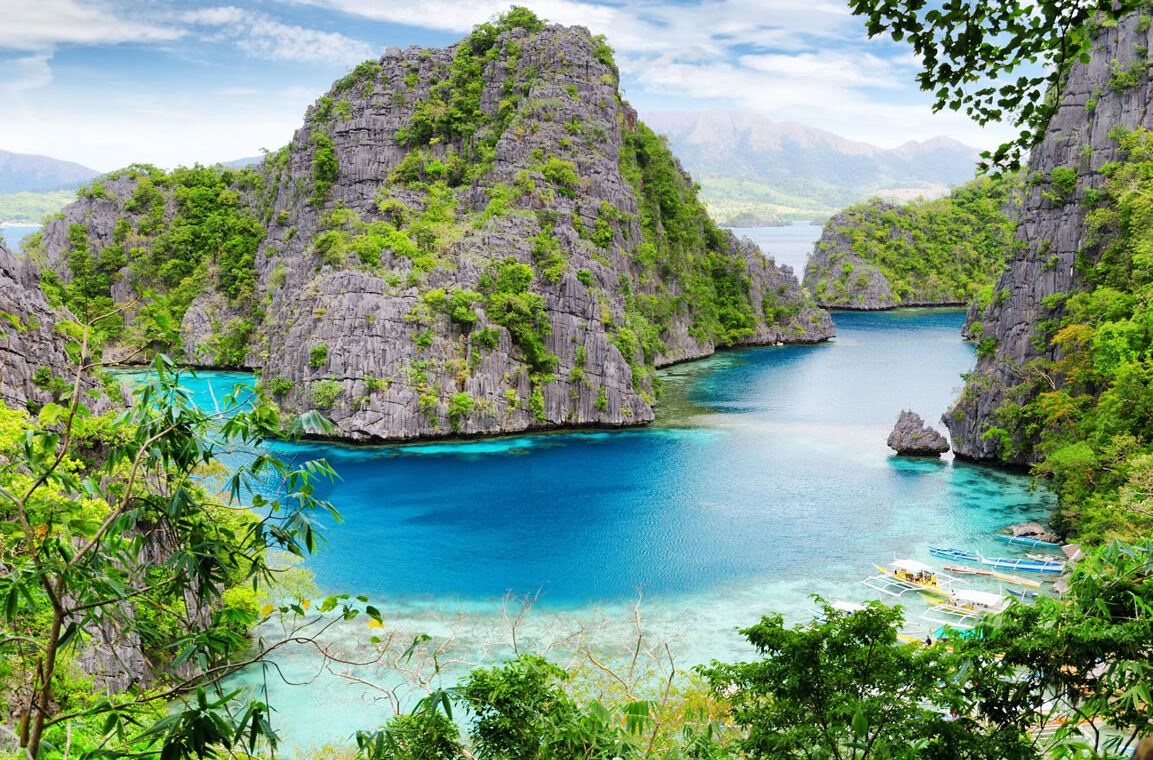 Felsen in türkisblauem Meer bei Palawan auf den Philippinen