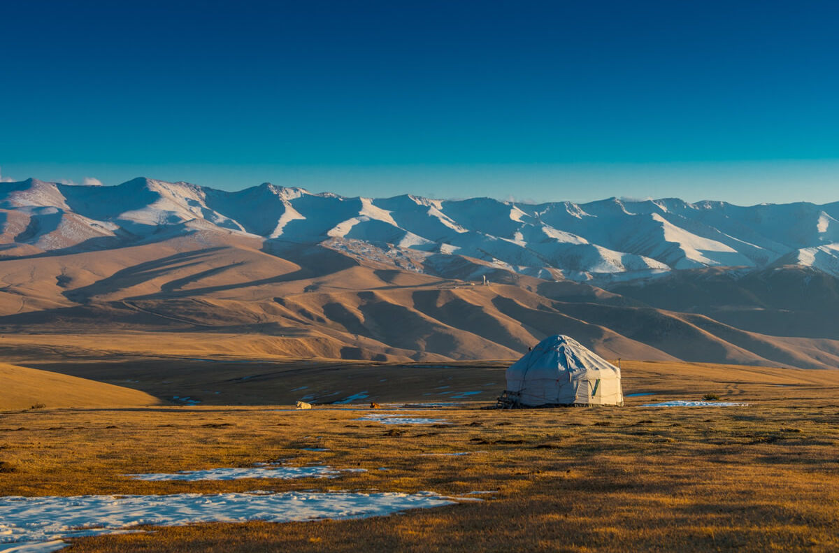 Jurte inmitten der atemberaubenden Landschaft Kasachstans