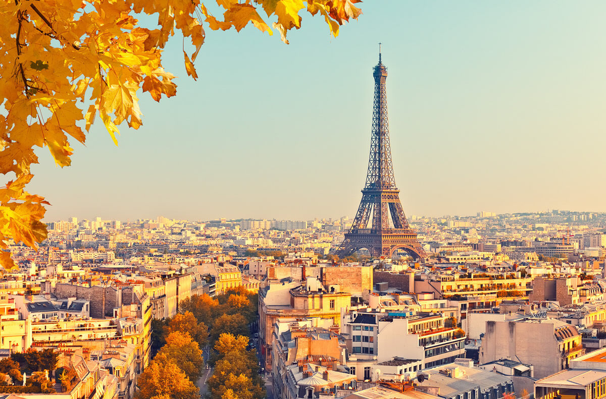 Eiffelturm in Paris bei Sonnenuntergang im Herbst