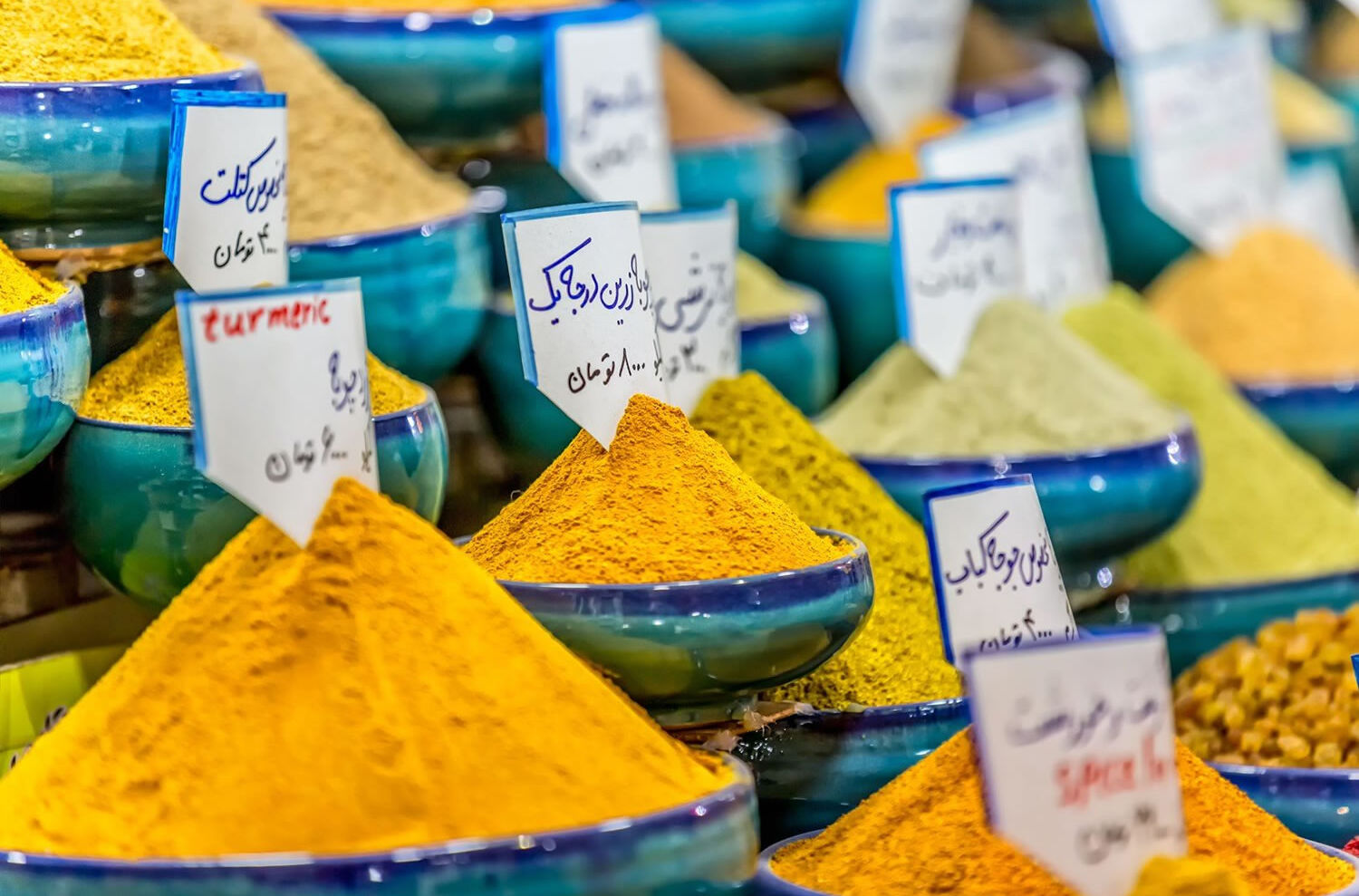 Gewürze auf dem Vakil-Basar im Stadtzentrum von Shiraz, Iran