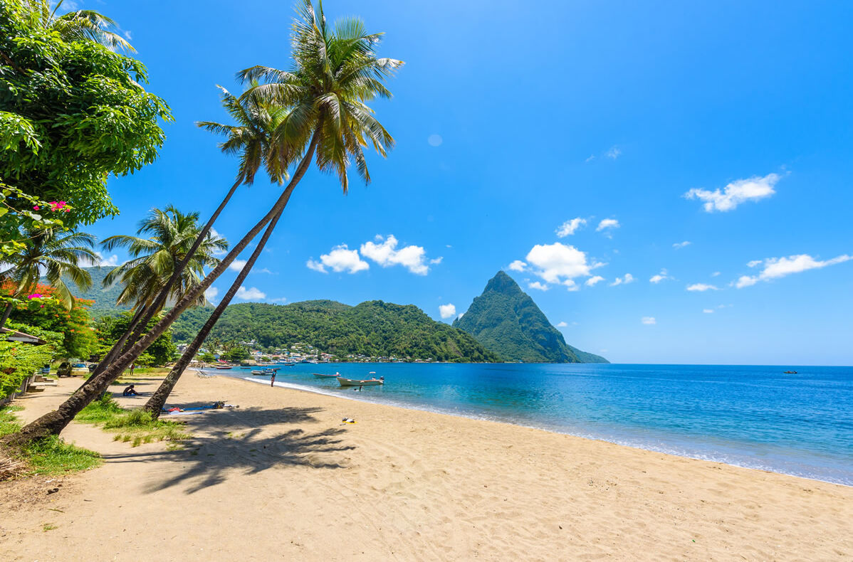 Strand von Soufriere Bay mit Blick auf Piton auf Saint Lucia
