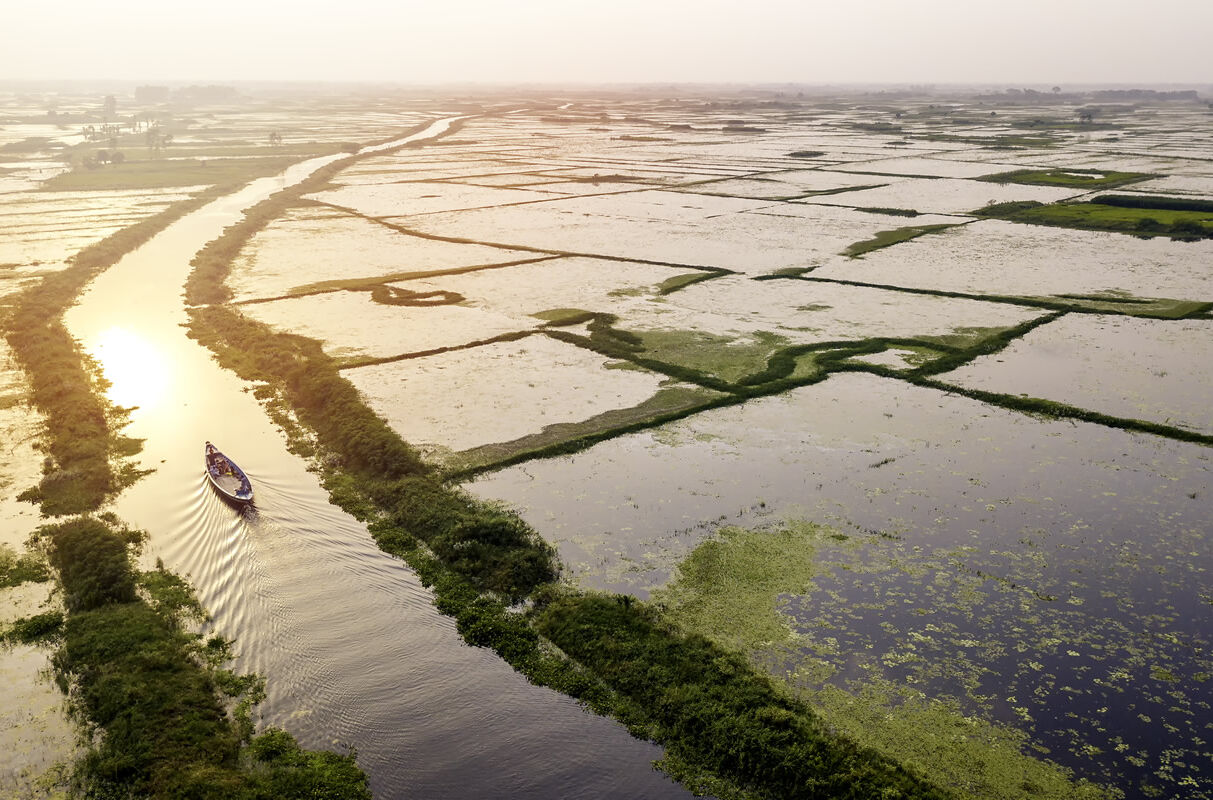 Luftbild mit Boot in einem Kanal nahe Dhaka in Bangladesch