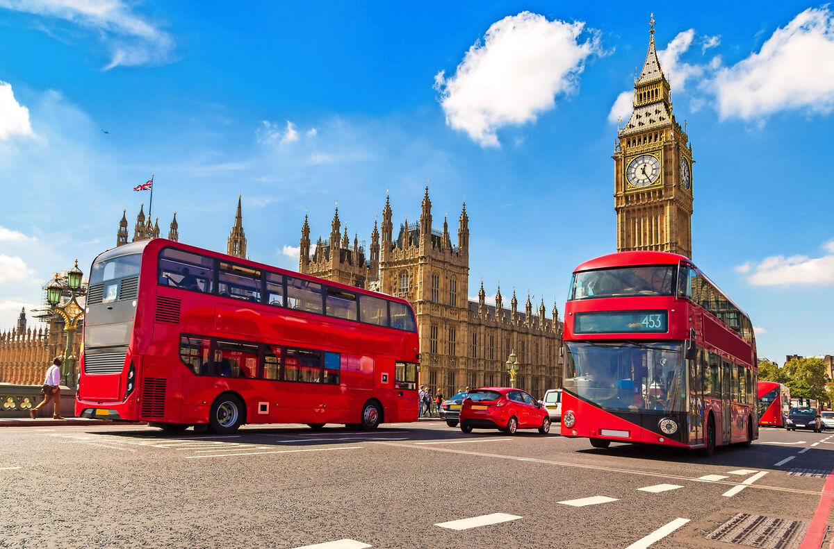 Big Ben, Westminster Bridge und rote Doppeldeckerbusse in London