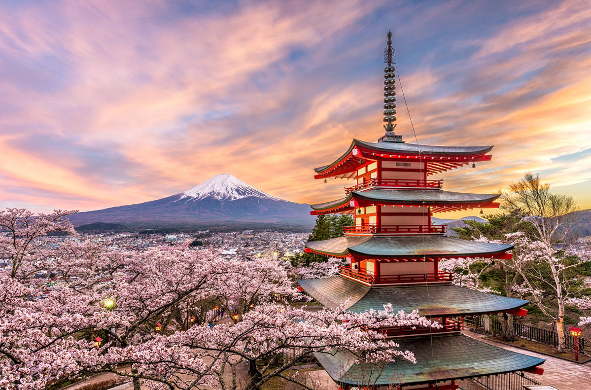 Chureito-Pagode in Fujiyoshida am Berg Fuji zur Kirschblüte