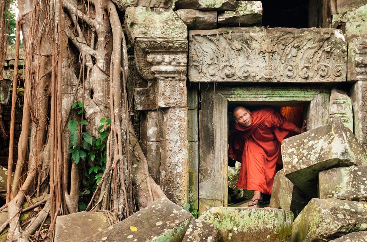 Mönch in den Ruinen von Angkor Wat in Kambodscha