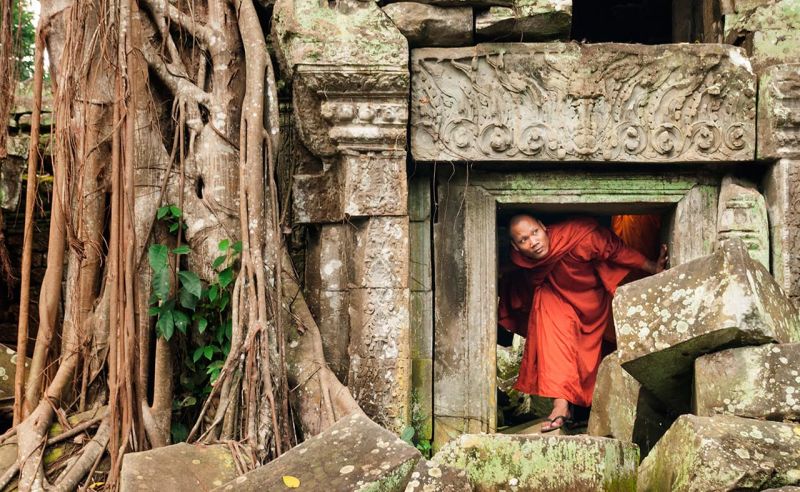 Mönch in den Ruinen von Angkor Wat in Kambodscha