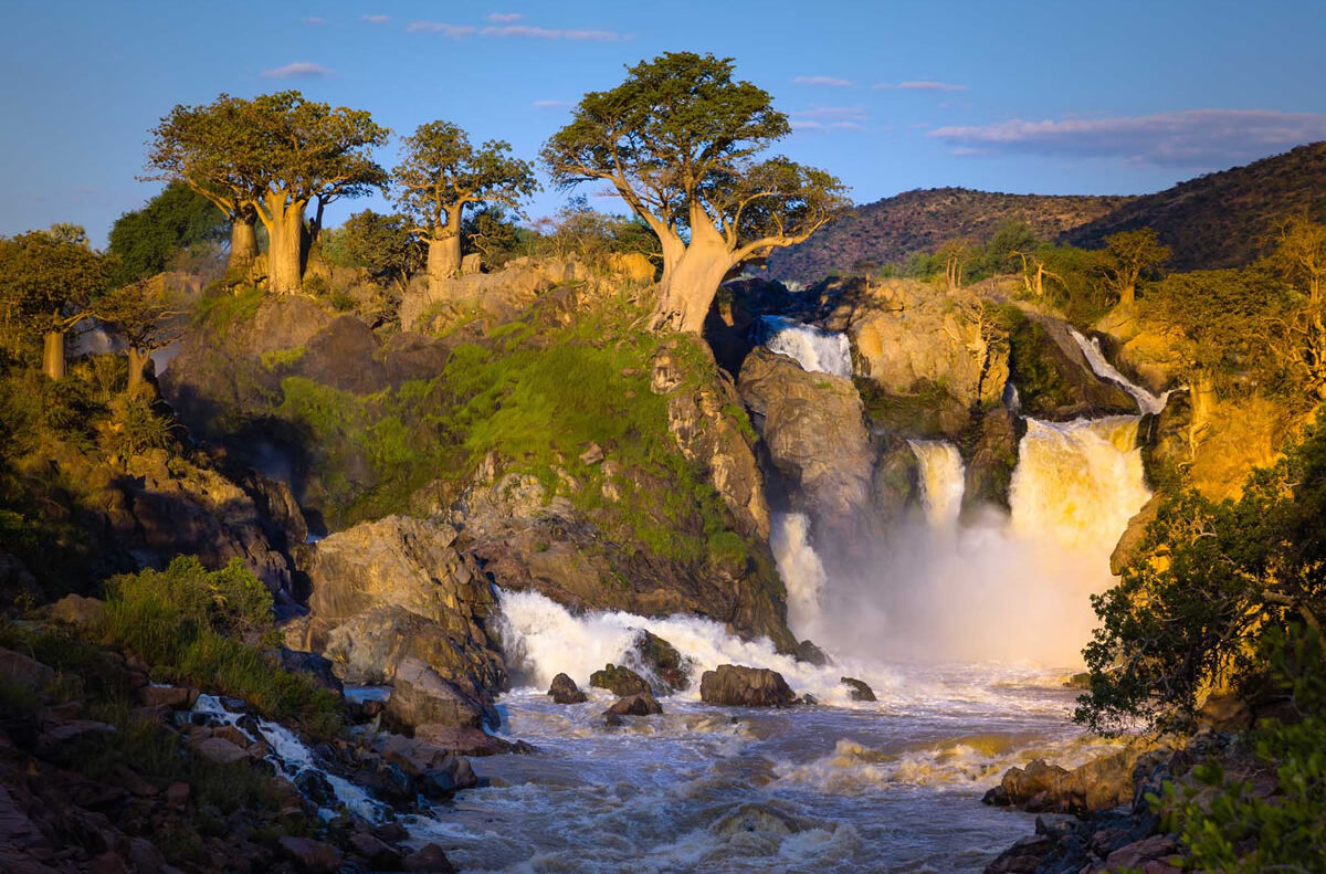 Nebliger Sonnenaufgang am Epupa-Wasserfall an der Grenze zu Angola