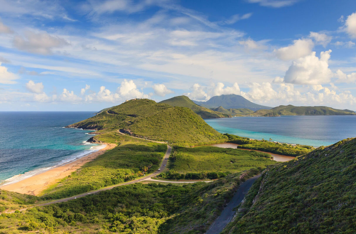 Panorama der westindischen Insel St. Kitts und Nevis im Hintergrund