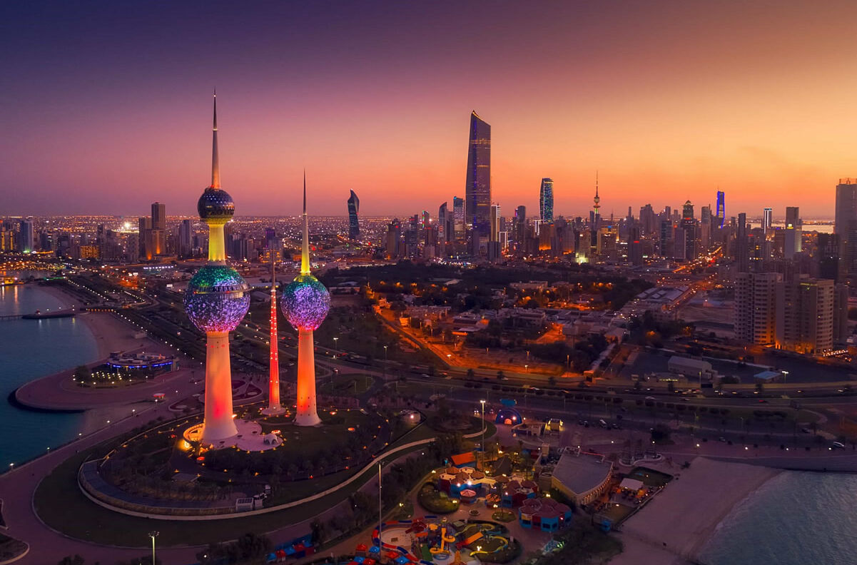 Skyline von Kuwait bei Nacht