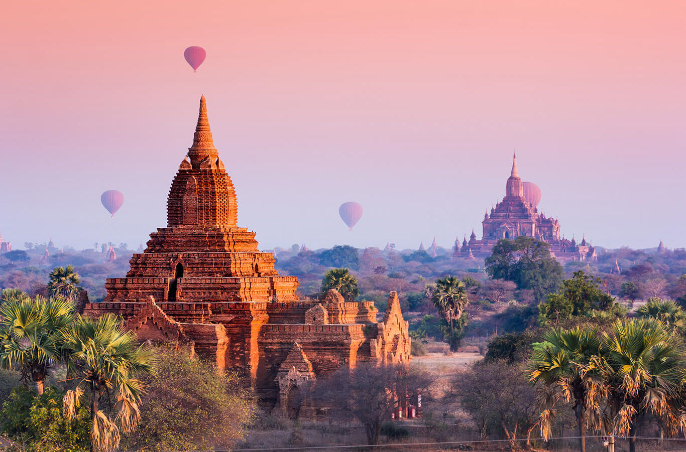 Heißluftballons über den Tempeln von Bagan in Myanmar