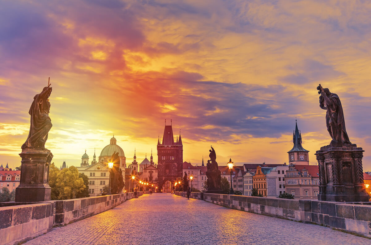Karlsbrücke in Prag während des Sonnenuntergangs
