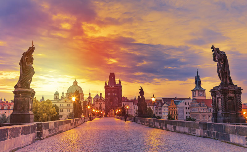 Karlsbrücke in Prag während des Sonnenuntergangs