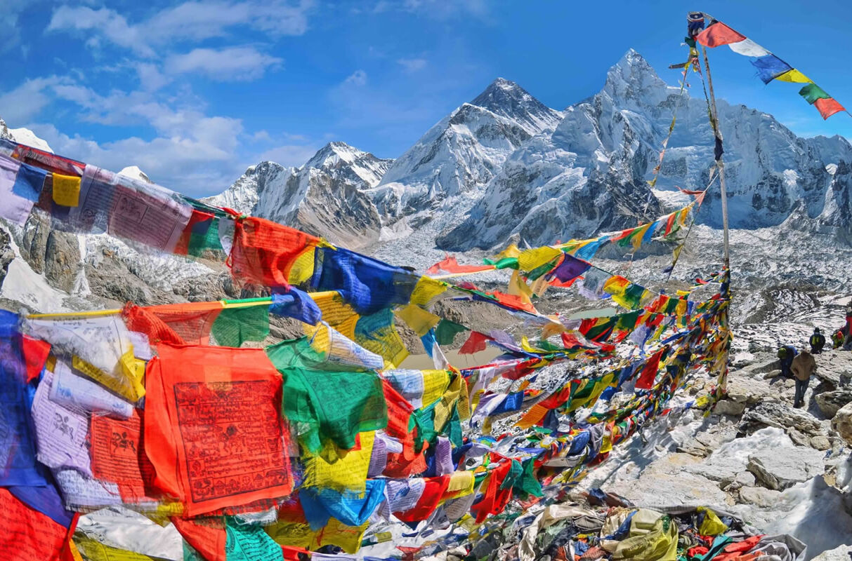 Buddhistische Gebetsflaggen am Mount Everest im Nationalpark Sagarmatha im Nepal