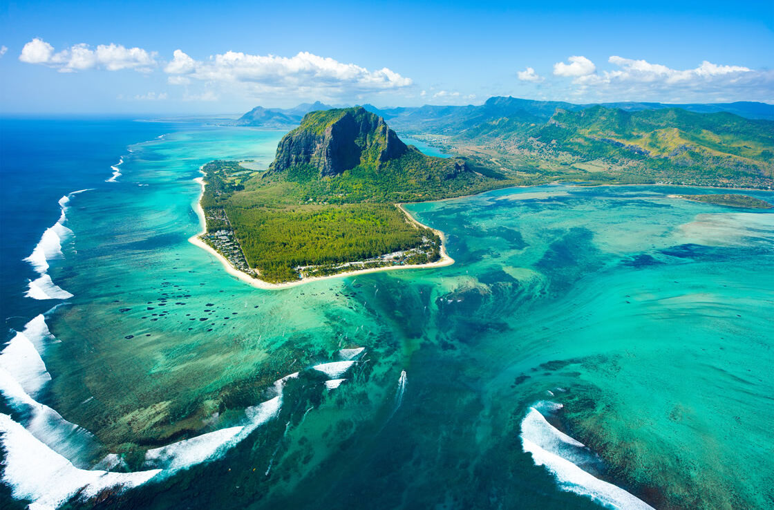 Luftaufnahme von Mauritius mit dem Unterwasser-Wasserfall