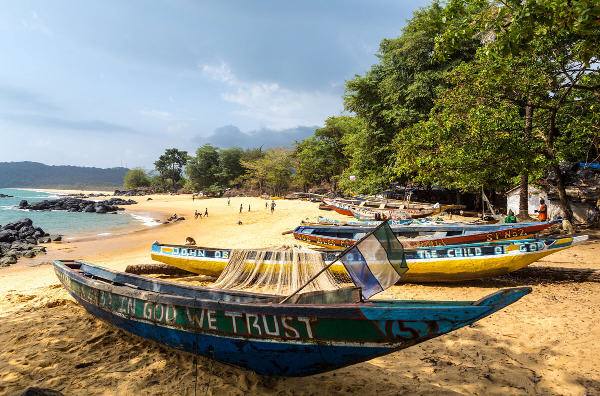 Fischerboot am Strand in Sierra Leone