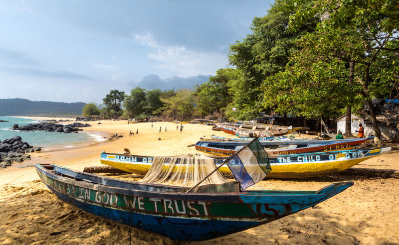 Fischerboot am Strand in Sierra Leone