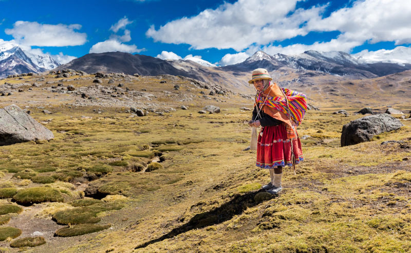 Alte Frau in traditionellen Kleidern in Bolivien
