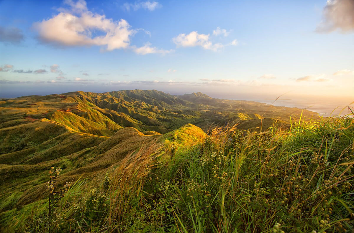 Sonnenaufgang über dem Berg Lamlam auf Guam